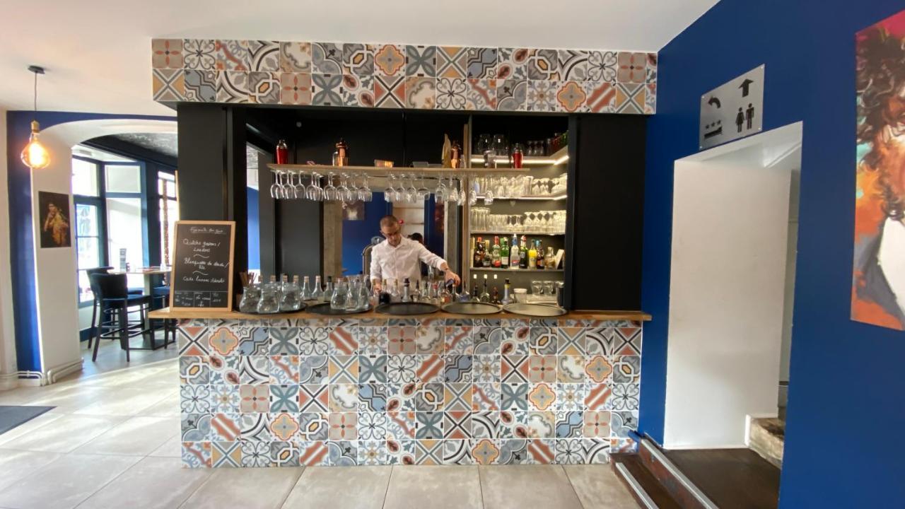 Hotel Restaurant La Place Saint-Amand-Montrond Exterior photo