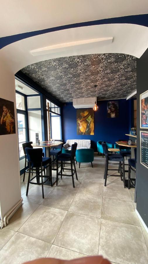 Hotel Restaurant La Place Saint-Amand-Montrond Exterior photo